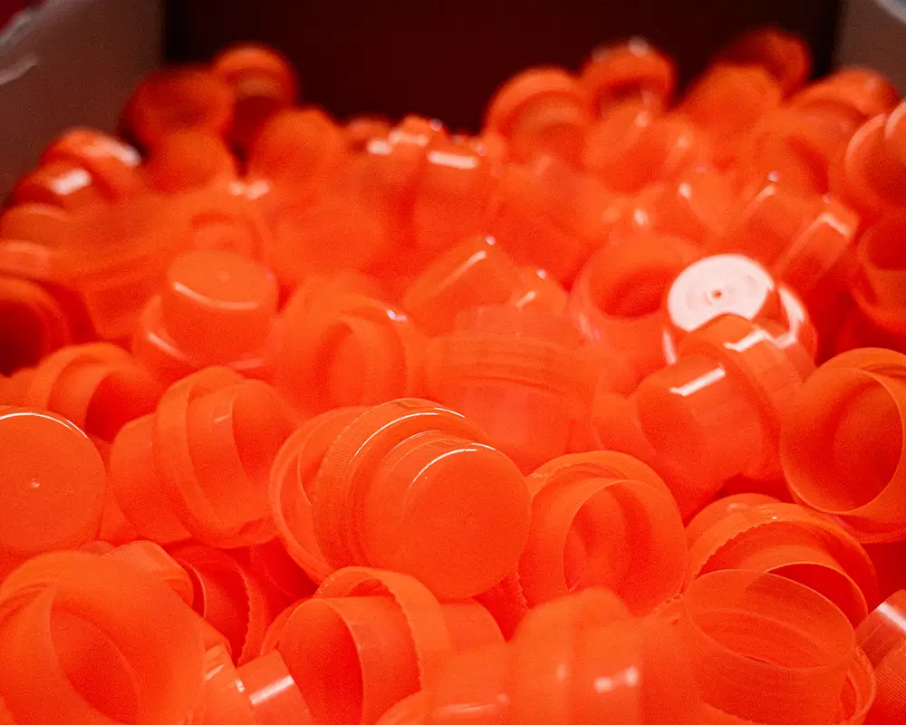 Orangefarbene Schraubverschlüsse für Flaschen