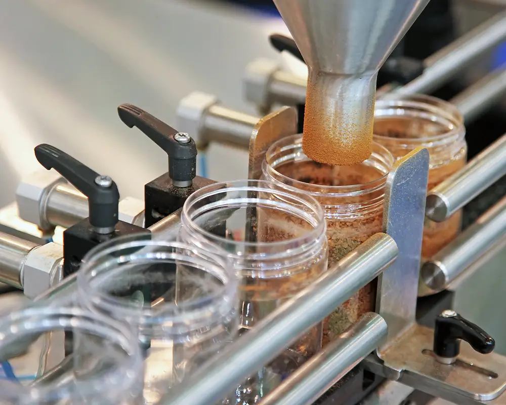 Abfüllung in transparente Tiegel, die Fertigpackungsverordnung regelt die zulässige Füllmenge