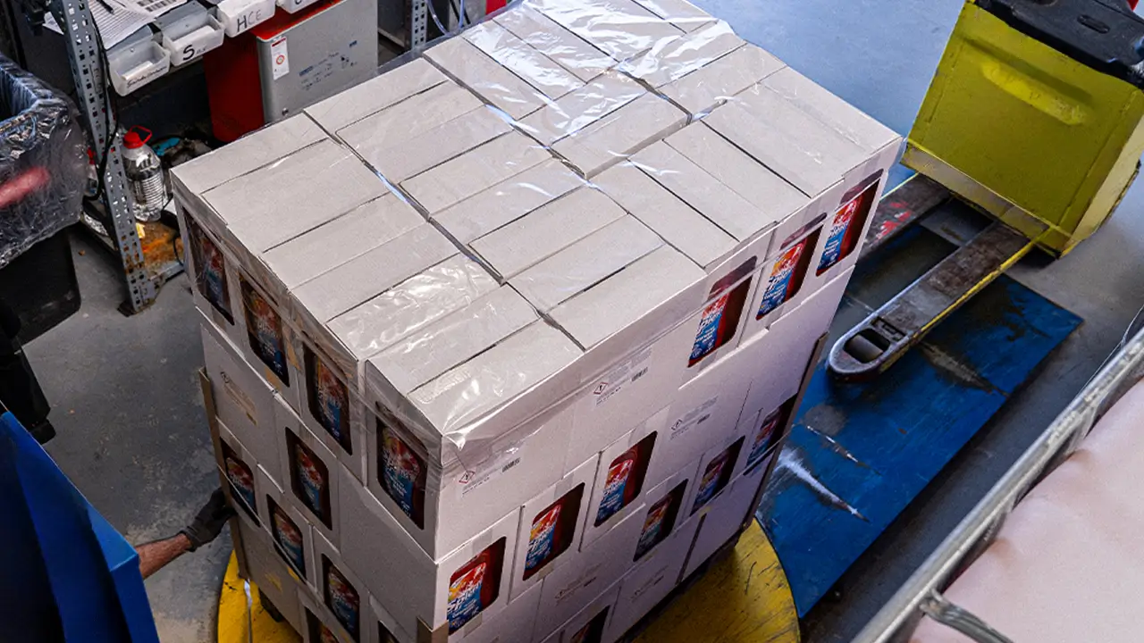 Second Source sichert die Lieferfähigkeit, palettierte Kartons im Lager von Erkol Fill