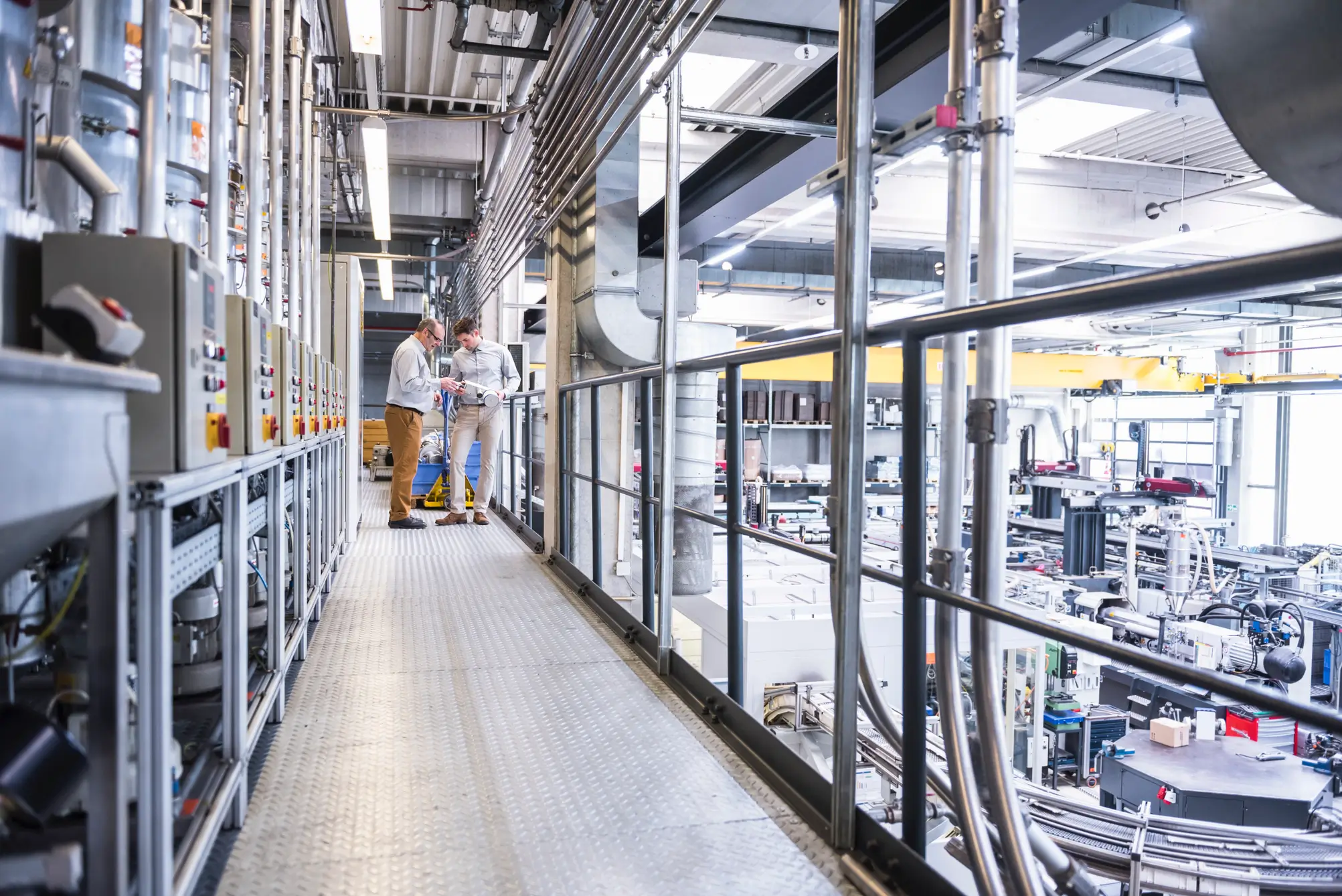 Produktionshalle mit Anlagen für die chemische Produktion