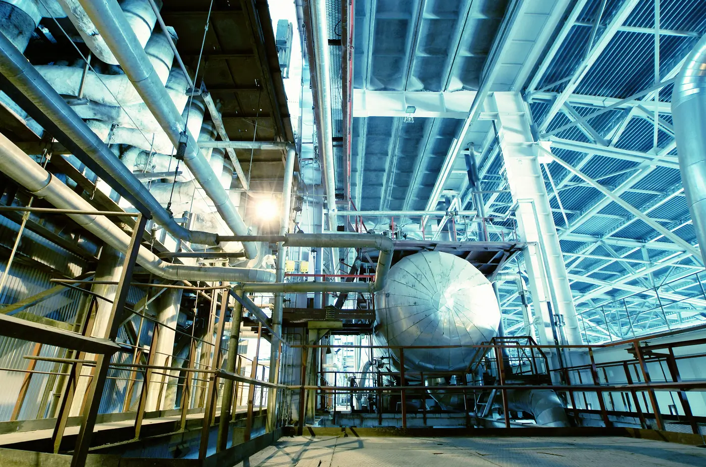 Edelstahltank und Rohrleitungen in einer Produktionshalle, aus solchen Anlagen stammt Bulkware